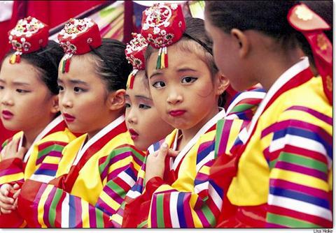 打扮孩子适可而止