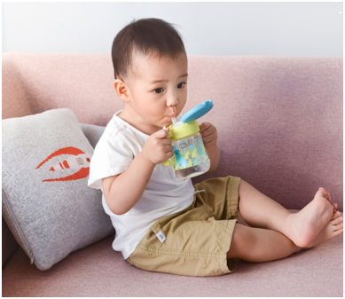 宝宝多大开始训练用水杯喝水