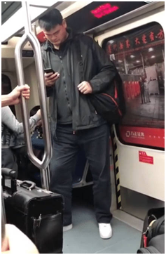 姚明坐地铁图片