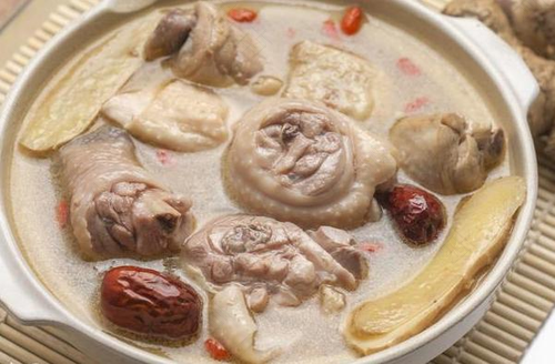 坐月子喝母鸡汤适得其反