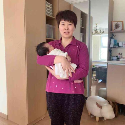 带娃崩溃 好孕妈妈育儿嫂“三位一体”服务击中需求软肋