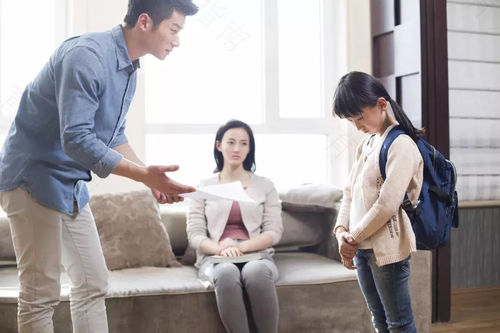 当家庭中其他成员在场时也要体贴孩子