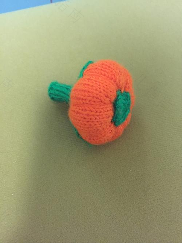 和妈妈一起绕毛线团 和妈妈一起绕毛线团