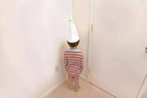 孩子迟到，父母关禁闭