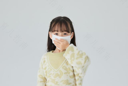 又到疾病高发时 记得给娃带口罩