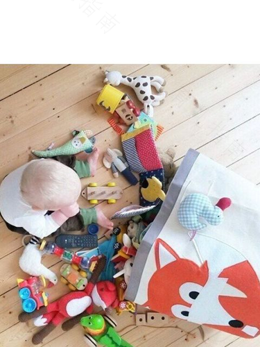 孩子爱扔玩具　 就让他们尽情地扔