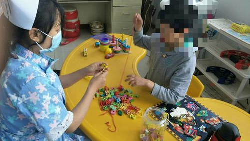 为特殊儿童挑玩具