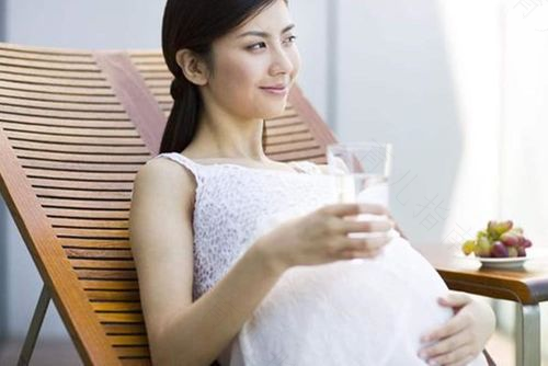 孕期“肿”一圈 错不在喝水