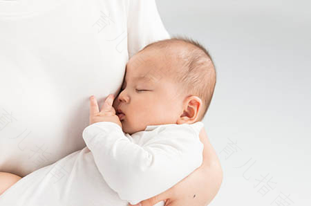 宝宝总是吮吸手指怎么办 宝宝总是吮吸手指怎么办