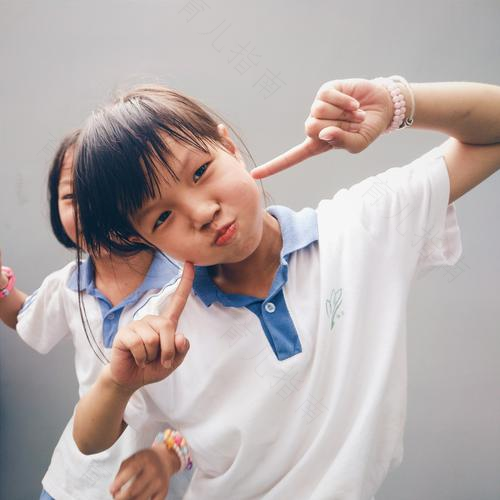 小天才首捐100万，留住孩子天使般微笑