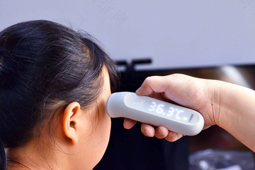 用手摸额头怎么知道是发烧了 用手摸额头怎么知道是发烧了