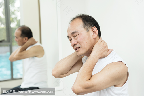 胳膊腿肌肉颤抖是怎么回事 胳膊腿肌肉颤抖是怎么回事