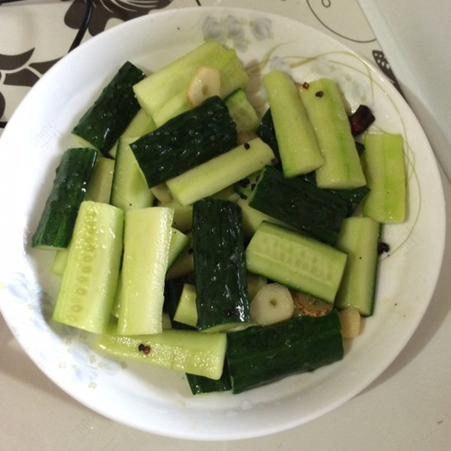 拉肚子能吃黄瓜炒肉吗 拉肚子能吃黄瓜炒肉吗