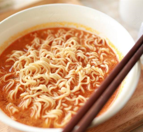 发烧能不能吃方便面不加辣 发烧能不能吃方便面不加辣