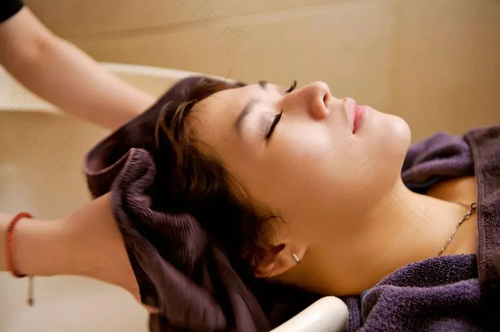 坐月子时 洗头其实可以有