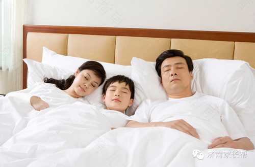 最好由父母陪着孩子睡觉