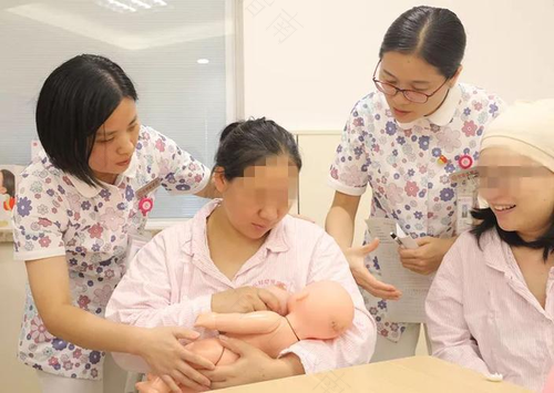 妈妈最好用母乳喂养早产儿