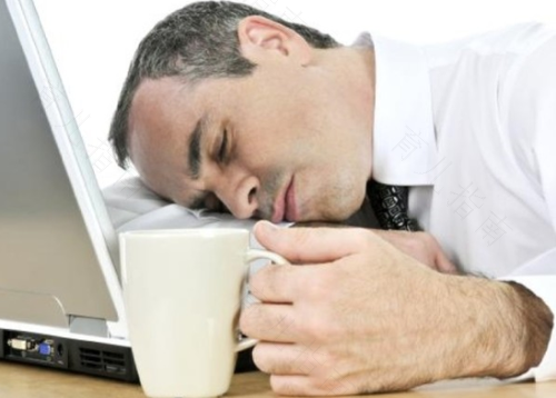 白天很困晚上睡不着觉