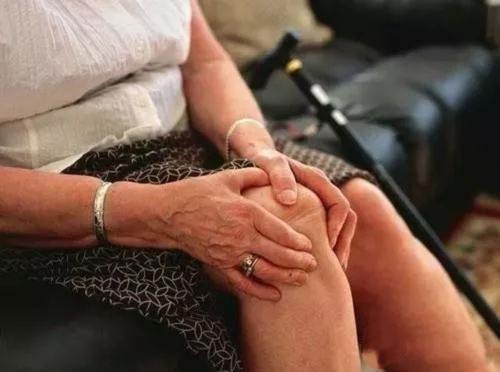 老人腿抽筋怎么办快速缓解 老人腿抽筋怎么办快速缓解