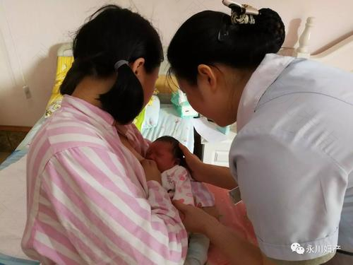 新妈妈喂奶讲技巧 工作家庭两不误