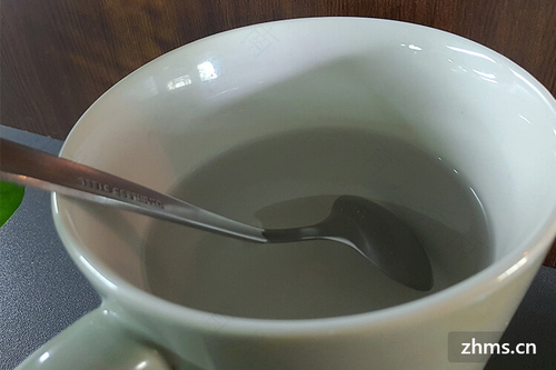 喉咙痛可以喝盐水吗 喉咙痛可以喝盐水吗