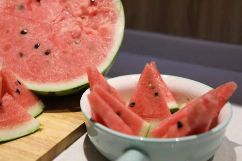 感冒发烧能不能吃西瓜和葡萄 感冒发烧能不能吃西瓜和葡萄