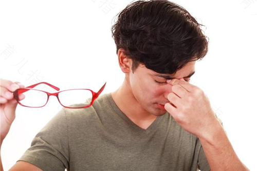 眼睛干涩是怎么回事怎样治疗