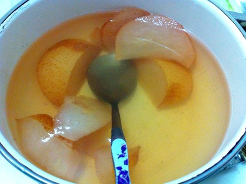 吃梨子能喝热水吗