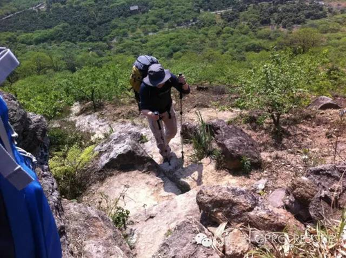 为什么爬山后小腿疼硬邦邦的 为什么爬山后小腿疼硬邦邦的