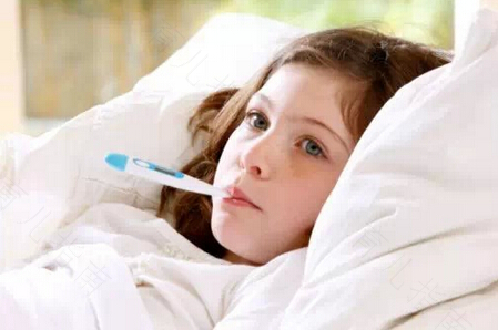 出汗低烧不退是怎么回事 出汗低烧不退是怎么回事