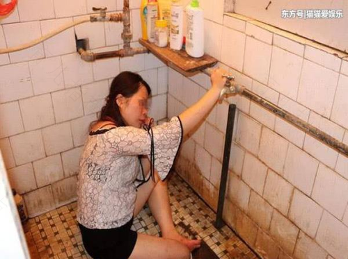 女童上厕所摔倒　脚卡便池