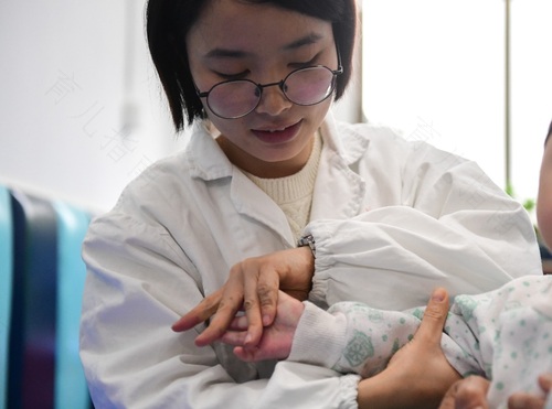 宝宝喜欢看手是脑瘫吗