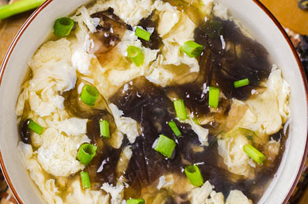 每年春天手脱皮是怎么回事 每年春天手脱皮是怎么回事