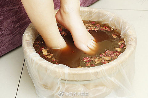 感冒用热水泡脚管用吗 感冒用热水泡脚管用吗