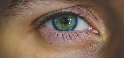 眼睛里面感觉热是怎么回事 眼睛里面感觉热是怎么回事