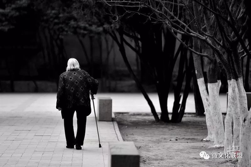 自己的孩子 只有孤独的背影 自己的孩子 只有孤独的背影