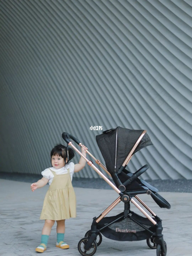 新款溜娃神器折叠方法