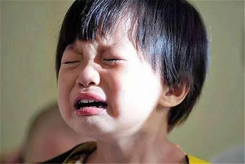 孩子一哭就制止？压抑情绪可能会导致孩子自闭，聪明父母要这样做