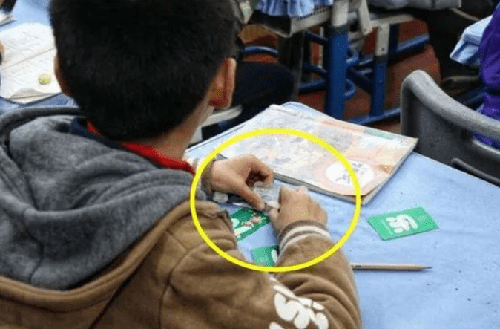 一块橡皮看出孩子上课的情况 一块橡皮看出孩子上课的情况