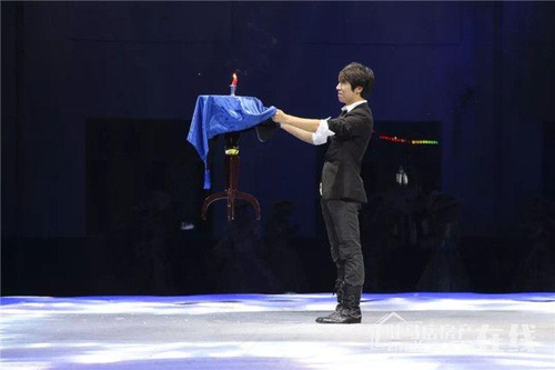 6岁女孩结合魔术表演变脸 爸爸是陪练(图) 6岁女孩结合魔术表演变脸 爸爸是陪练(图)