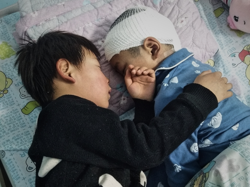 妈妈哼着歌哄妹妹睡觉中哄的意思是什么