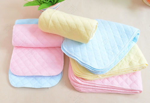 月子里婴儿用尿不湿好还是尿布好