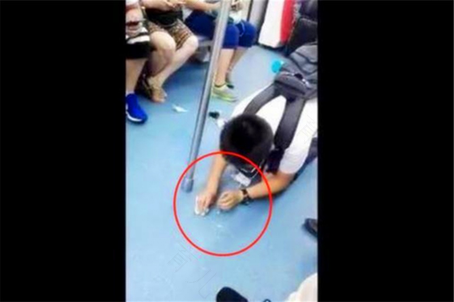 地铁上两个妈妈带小孩的对比 地铁上两个妈妈带小孩的对比