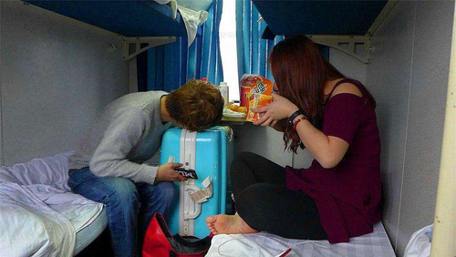 在火车上吃泡面 在火车上吃泡面