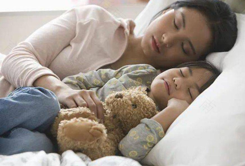 哄宝宝睡觉的3大误区