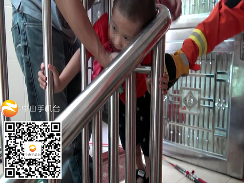 熊孩子脑袋被卡栏杆 熊孩子脑袋被卡栏杆