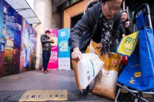 家门口被别人撒了大米 家门口被别人撒了大米