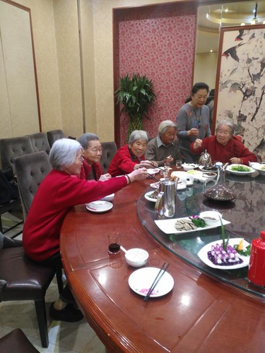 参加同学聚会带什么