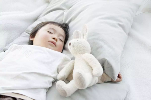 一岁半小孩自己睡还是哄睡 一岁半小孩自己睡还是哄睡