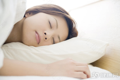 想要睡得更舒坦，孕妈妨试试裸睡